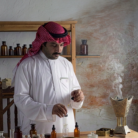 لقطة مقربة لرجل يُعدّ مزيجاً خاصاً من العود.
