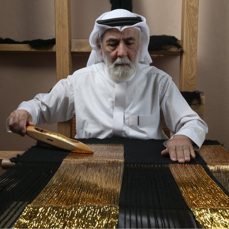 حِرَفي سعودي أثناء العمل.