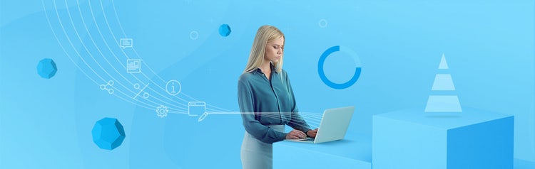 Frau am Laptop mit blauem Hintergrund&nbsp;– hybrides CMS