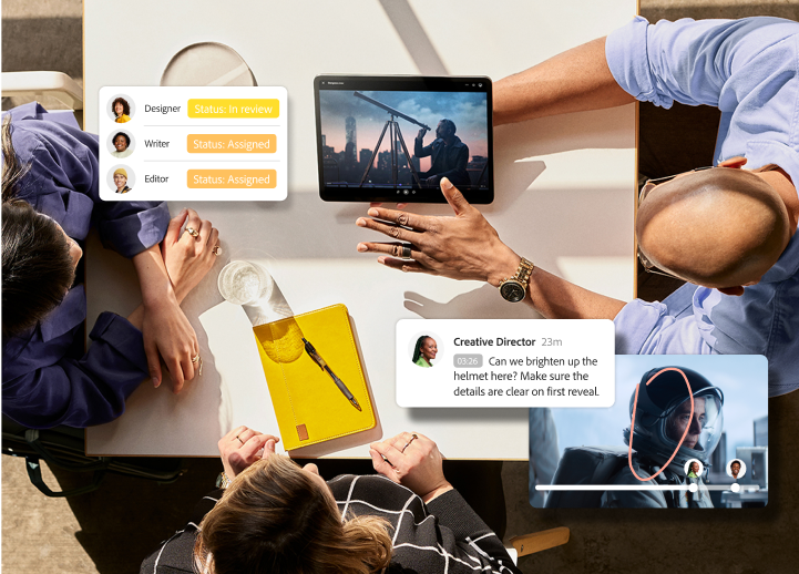 Draufsicht von Kolleginnen und Kollegen, die auf ein Tablet schauen, überlagert mit der Benutzeroberfläche für Kollaboration und Überprüfung von Adobe-Videoproduktions-Tools.