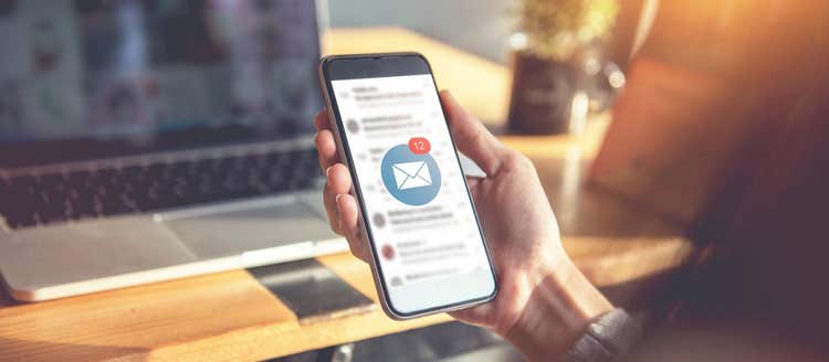 Female recieve inbox view the pending e-mail communication