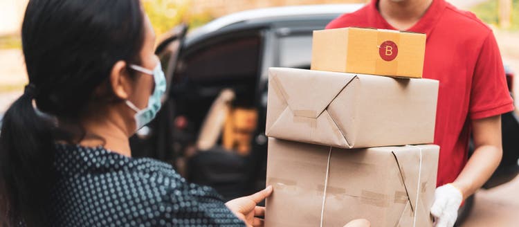 Delivery personnel deliver goods to customers during the covid-19