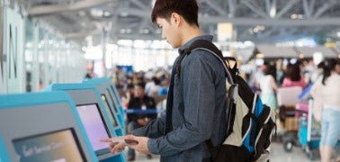 Client utilisant une carte interactive dans un aéroport
