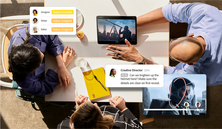 Vue en plongée de collègues consultant une tablette, avec superposition de l’interface logicielle de collaboration et de révision des outils de production vidéo Adobe.