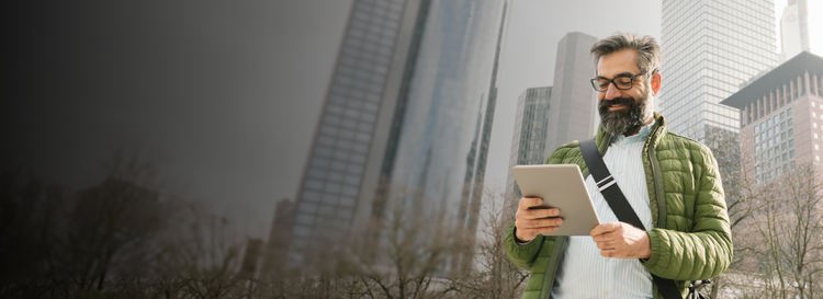 Uomo con un tablet in mano