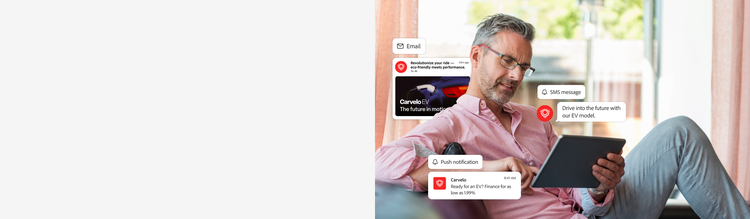 Cliente usando una tableta en la que hay notificaciones en varios canales