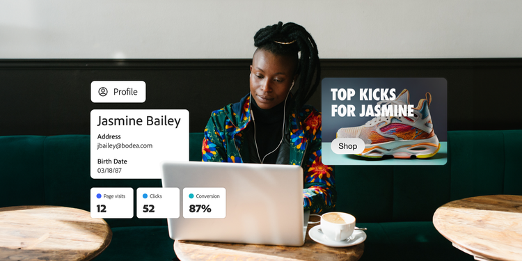 Eine Frau mit geflochtenen Haaren und bunter Jacke arbeitet in einem Café am Laptop, Overlays mit UI-Elementen zeigen ihre Profildetails, Interaktionsmetriken und eine personalisierte Anzeige für bunte Sneaker mit dem Text „Top-Treter für Jasmine“ und der Schaltfläche „Kaufen“