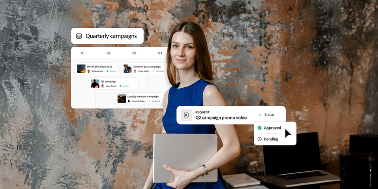 Una mujer con vestido azul sostiene una laptop frente a una pared con textura. Detrás de ella, un panel digital muestra las campañas de marketing trimestrales y una actualización de estado que indica que se aprobó la solicitud de video promocional para la campaña del segundo trimestre.