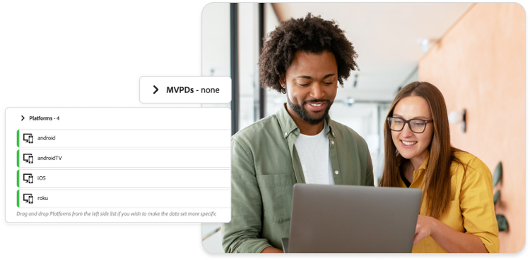 Un hombre y una mujer miran un portátil juntos y sonríen Junto a ellos, un gráfico muestra una lista de cuatro plataformas: Android, AndroidTV, iOS y Roku, con una etiqueta encima en la que se lee “MVPDs - none”