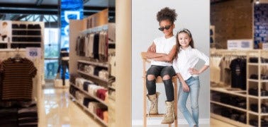 Cartel digital al final de un pasillo de una tienda con un gráfico de gran tamaño