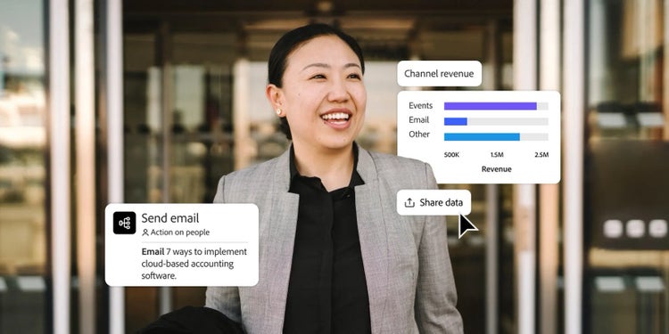 Une spécialiste du marketing B2B souriante, envoyant un e-mail et partageant des données de chiffre d’affaires par canal à l’aide d’applications Adobe intégrées.
