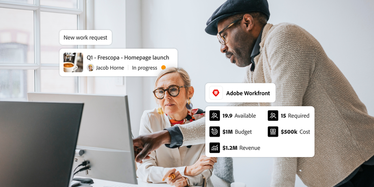 Deux professionnels collaborent dans un bureau tout en étudiant les détails d’un projet avec Adobe Workfront. L’écran affiche une nouvelle demande de travail pour le lancement de la page d’accueil Frescopa au premier trimestre. Il indique l’état d’avancement, la disponibilité des ressources, le budget, les coûts et le chiffre d’affaires prévu.