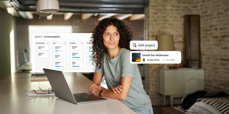 Femme assise à un comptoir et travaillant sur un ordinateur portable. L’interface d’un outil de gestion de projet est superposée à l’image.