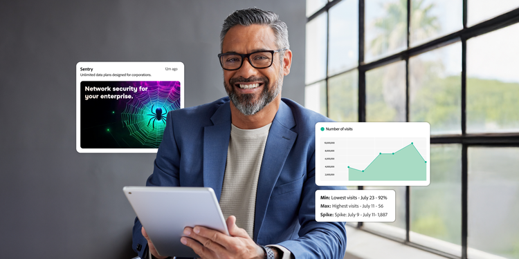 Un spécialiste marketing B2B analyse le nombre de visites sur sa publicité à l’aide des tableaux de bord Adobe Customer Journey Analytics affichés dans un onglet.