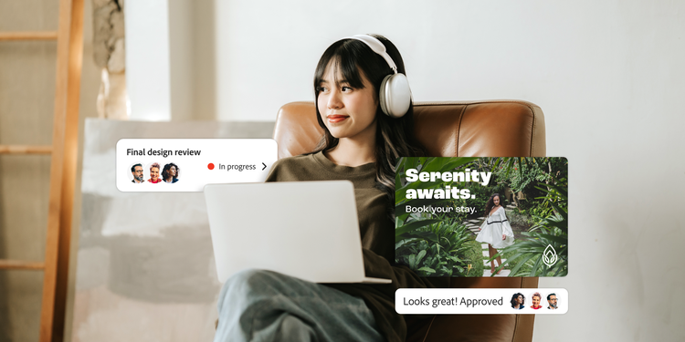 Femme tenant un ordinateur portable, assise dans un fauteuil en cuir. Une publicité pour la réservation d’un séjour et un élément de la liste de contrôle de révision du design final apparaissent en superposition.