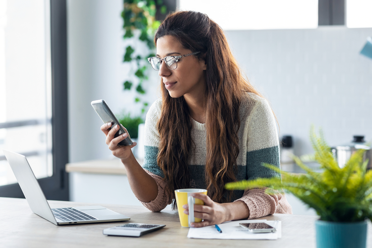 A user interacting with push notification content