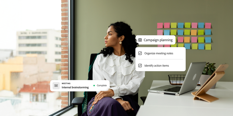 Femme dans un bureau, regardant par la fenêtre, avec une liste de contrôle de planification de campagne et un point à l'ordre du jour d'une réunion interne de brainstorming en superposition