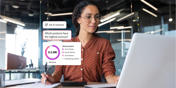 Une femme assise à son bureau, travaillant sur un ordinateur portable.