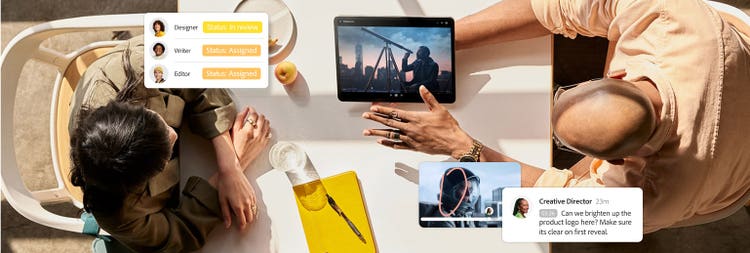Vue de haut de trois collègues assis à une table autour d’une tablette, superposition d’icônes de collaboration et de révision issues des outils de production vidéo d’Adobe