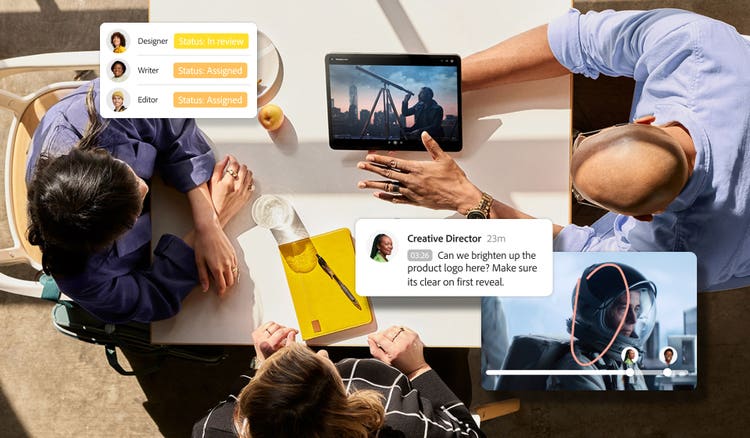 Vue de haut de trois collègues assis à une table autour d’une tablette, superposition d’icônes de collaboration et de révision issues des outils de production vidéo d’Adobe