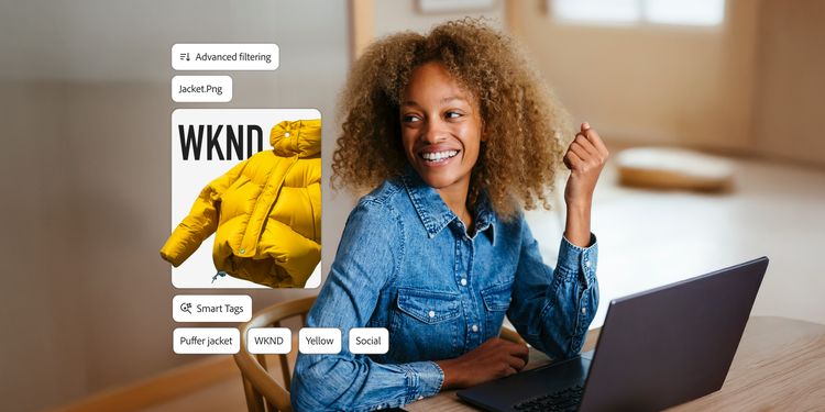 Persona sorridente che usa un laptop con sovrapposizione digitale che mostra tag avanzati e opzioni di filtraggio per un piumino giallo.