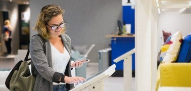 Cliente che interagisce con un chiosco in un negozio.
