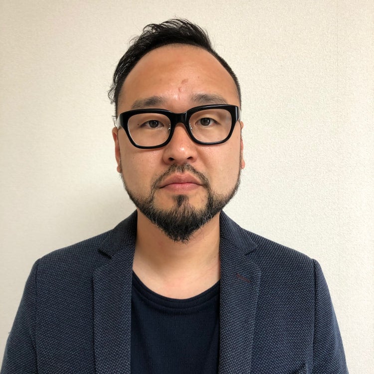 メガネをかけた男性 自動的に生成された説明