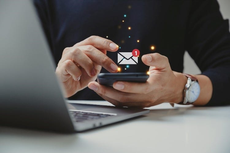 携帯電話を操作している男性 中程度の精度で自動的に生成された説明