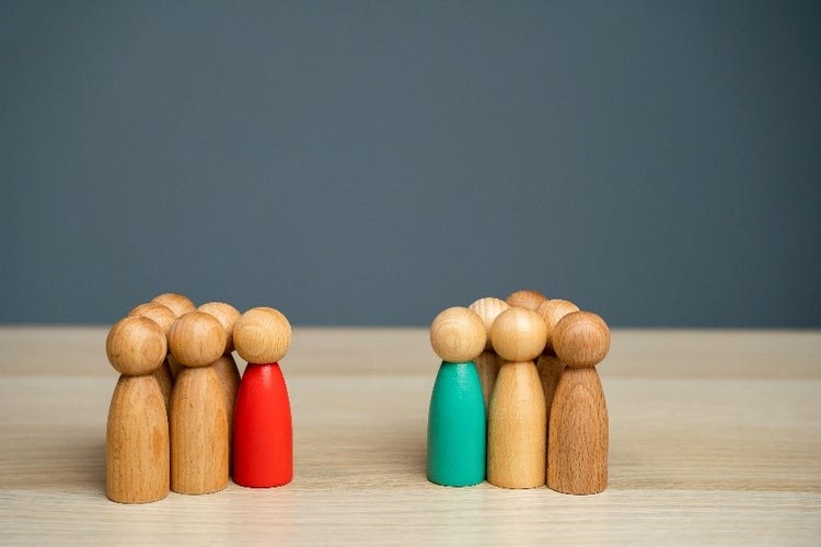屋内, 座る, テーブル, 小さい が含まれている画像 自動的に生成された説明