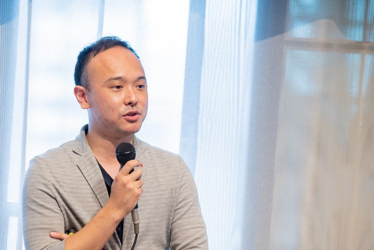 人, 男, 立つ, フロント が含まれている画像 自動的に生成された説明