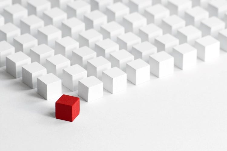 屋内, 座る, レゴ, テーブル が含まれている画像 自動的に生成された説明