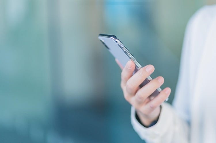 人の手 中程度の精度で自動的に生成された説明