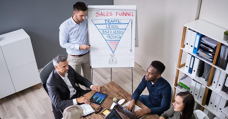 男, 座る, 読書, テーブル が含まれている画像 自動的に生成された説明