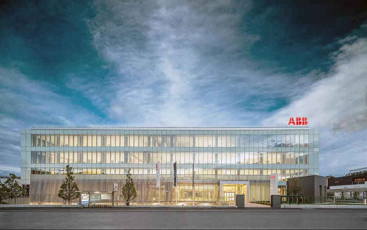 1階には大きなガラス窓があり、未来的な印象を与えている、近代的な建築様式のABBオフィスビルの画像。