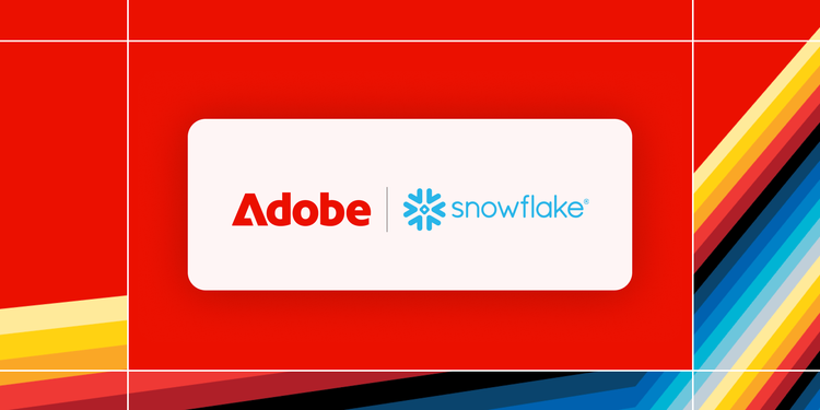 明るい赤色の背景の中央にある、角丸の長方形のフィールドに表示された、アドビとSnowflakeのロゴ下部を横切り、右に向かって曲がるカラフルなストライプ