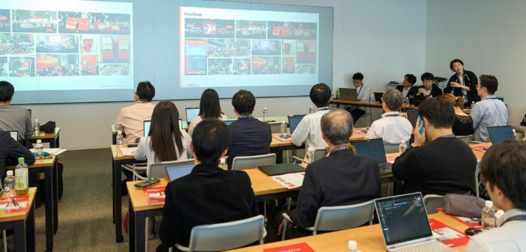 テーブルの上に座っている人々 AI 生成コンテンツは誤りを含む可能性があります。