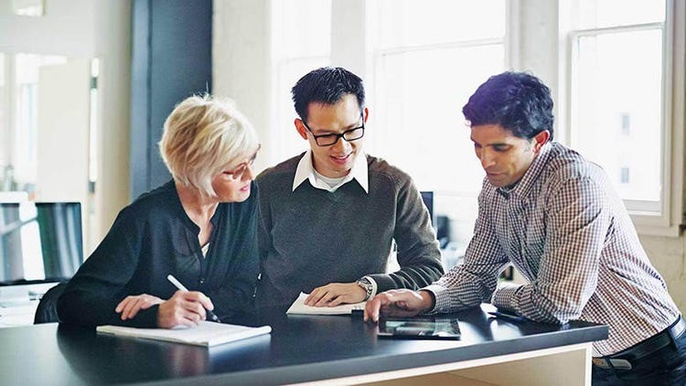 窓, ノートパソコン, コンピュータ, テーブル が含まれている画像 自動的に生成された説明