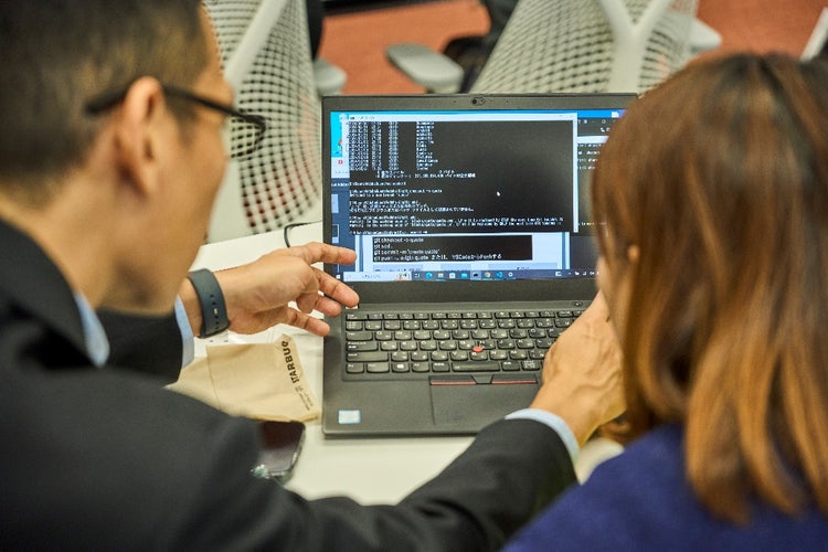 コンピューターを使っている男性 低い精度で自動的に生成された説明