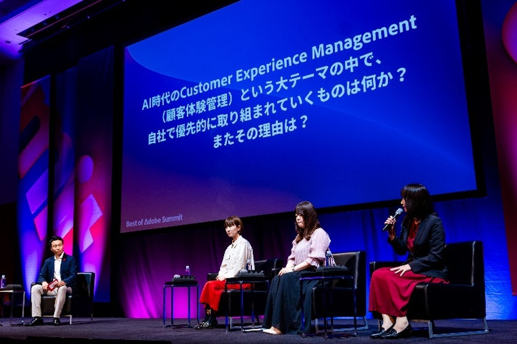 ステージでギターを弾いている男性 自動的に生成された説明