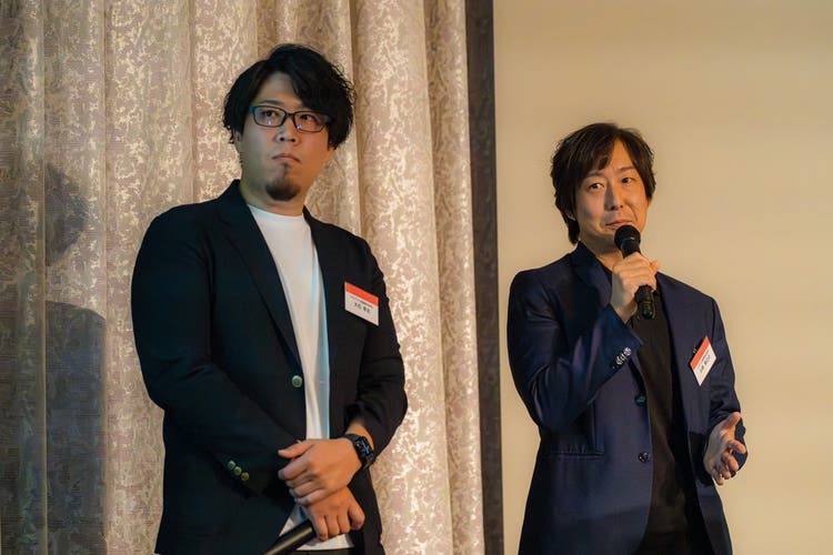 スーツを着た男性たち 自動的に生成された説明