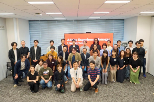 人, グループ, 民衆, 屋内 が含まれている画像 AI 生成コンテンツは誤りを含む可能性があります。