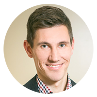 カメラに向かって笑顔の人物の説明が自動生成