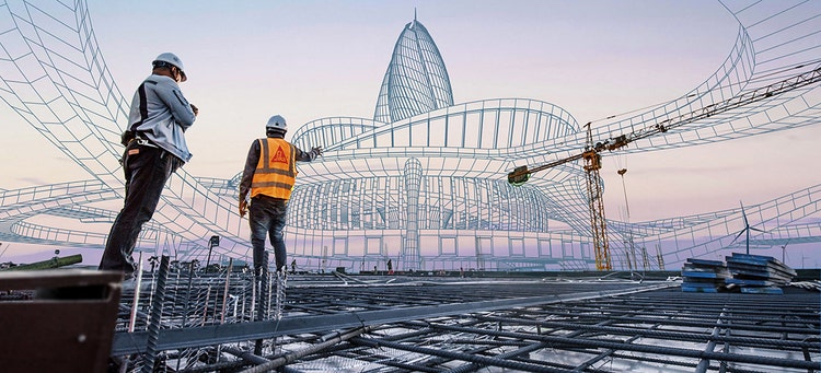 安全ベストを着た人物が建物を描いている説明が自動生成