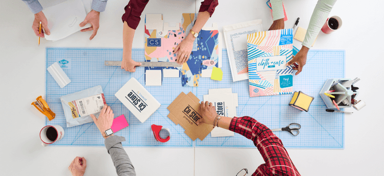 Vue du dessus de personnes en pleine collaboration
