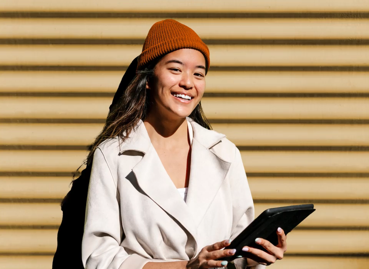 https://main--bacom--adobecom.aem.page/assets/videos/products/commerce/media_1f476409db8877fe21d90c9dc43d1ffa797f4a5a8.mp4#autoplay1 | A marketer reviewing combined B2C and B2B revenue growth
