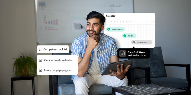 Um homem sentado em um escritório segurando um tablet. As sobreposições exibem uma lista de verificação de campanha e um calendário de projeto.