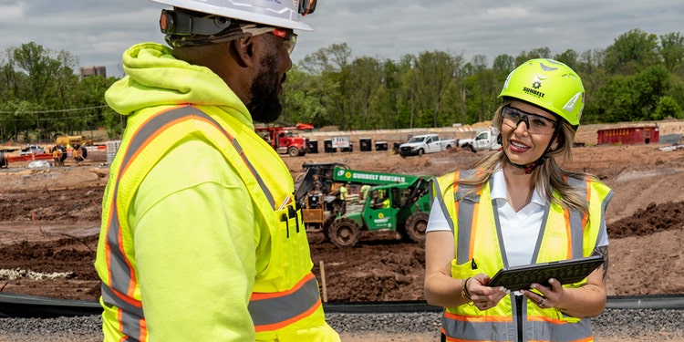 Homem e mulher em um canteiro de obras